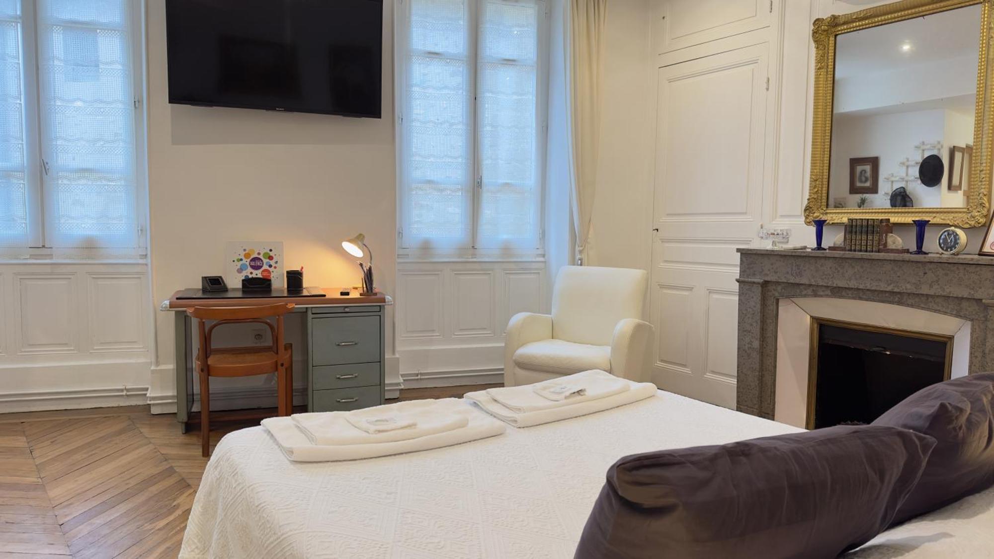Chambre De Charme Au Coeur Du Vieux Valence - Confort & Calme Exterior photo